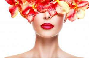 عکس آرایشی ارکیده قرمز روی صورت زن